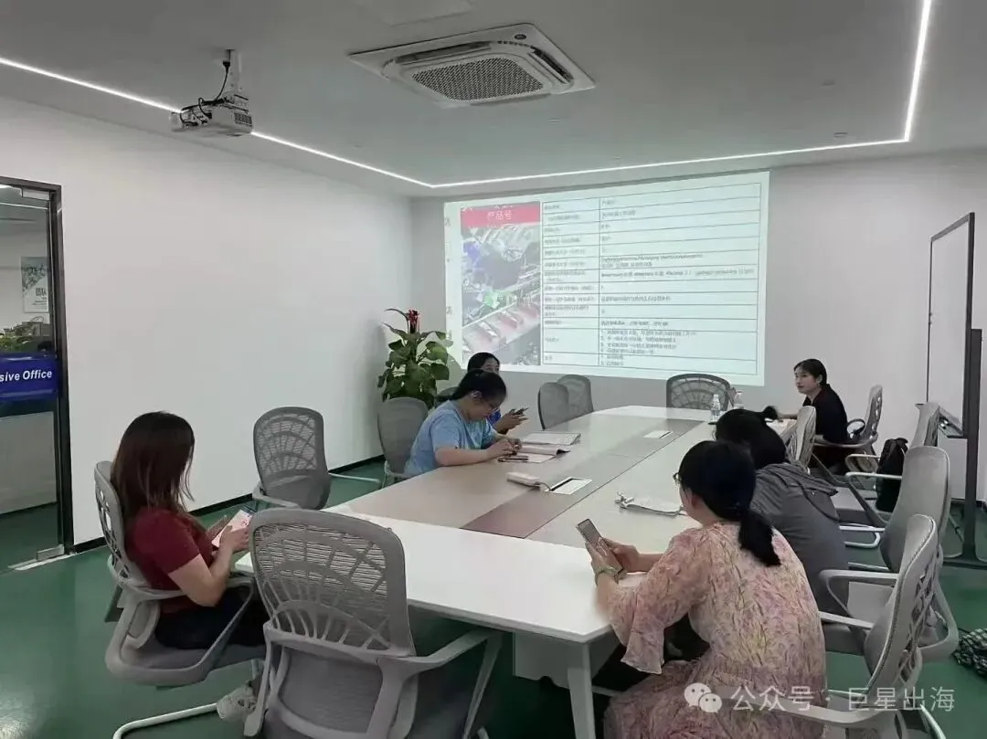 巨星出海陈老师在车间指导学员拍摄